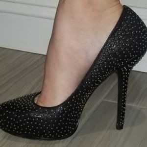 ROCK & REPUBLIC BLACK STUDDED PUMP